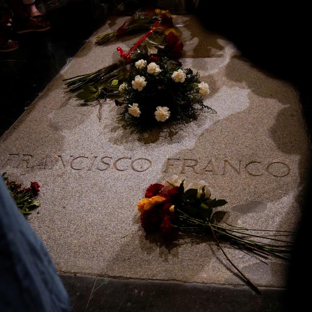 La tombe du dictateur espagnol Francisco Franco au "El Valle de los Caidos" est toujours fleurie. [reuters - Juan Medina]