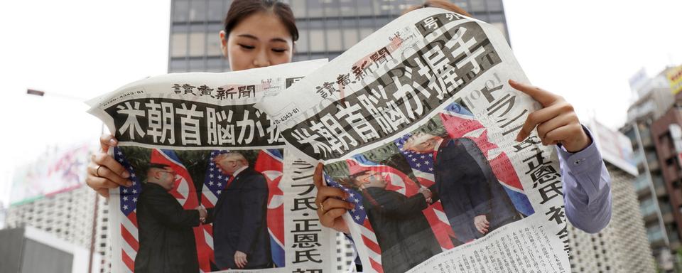 La poignée de mains historique en Une du quotidien japonais Yomiuri Shimbun. [Jiji Press/EPA/Keystone]