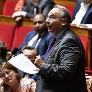 Jean-Louis Bourlanges, député Modem, lors des questions au gouvernement devant l'Assemblée nationale française le 27 juin 2018. [AFP - Gérard Julien]