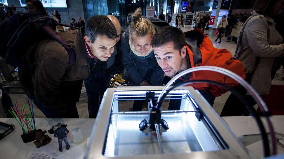 Une offre variée: des visiteurs de Dokk1 regardent une imprimante en 3D. [AARHUS PUBLIC LIBRARIES - BENJAMIN POMERLEAU]