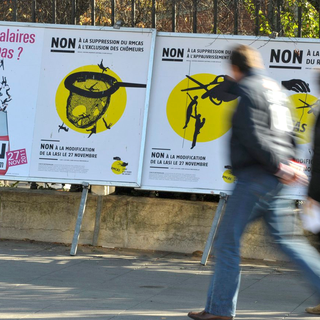 Affiches de la précédente campagne pour un salaire minimum à Genève en novembre 2011. [Keystone - Martial Trezzini]