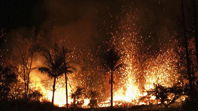 De la lave s'échappe des nouvelles fissures apparues sur le volcan Kilauea, à Hawaï. [Keystone - U.S. Geological Survey via AP]