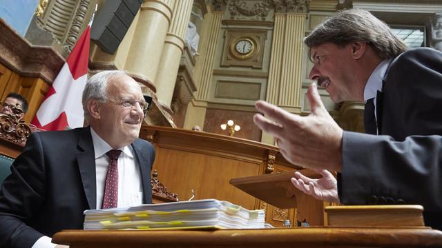 Johann Schneider-Ammann parle avec Paul Rechsteiner lors de la session de ce printemps. [Keystone - Yoshiko Kusano/EQ Images]