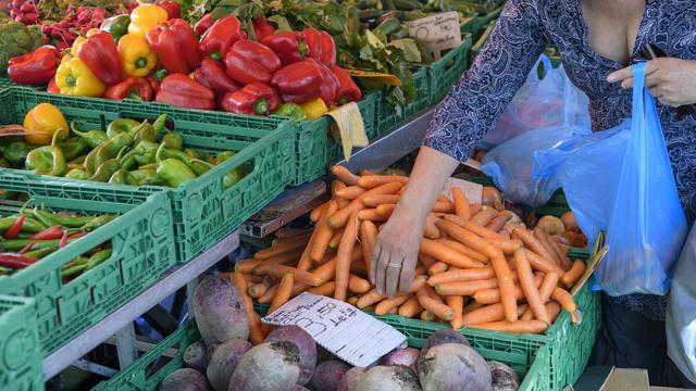 Sur le marché de la plaine de Plainpalais, à Genève, le 26 août 2018. [Keystone - Martial Trezzini]