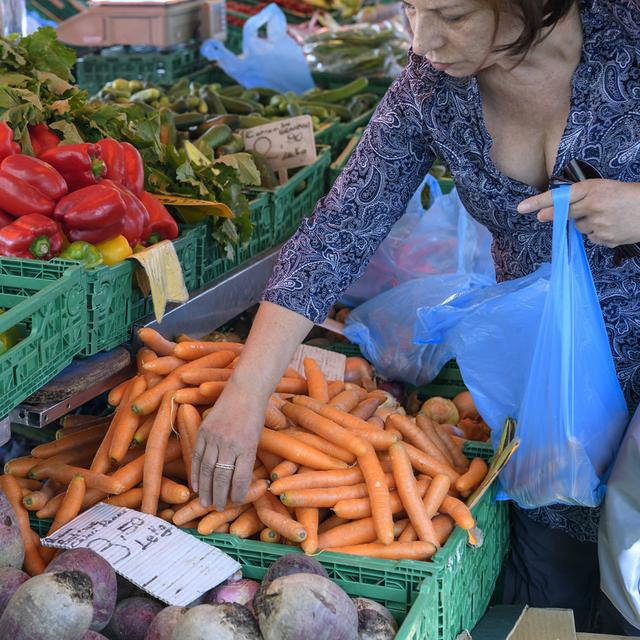 Sur le marché de la plaine de Plainpalais, à Genève, le 26 août 2018. [Keystone - Martial Trezzini]