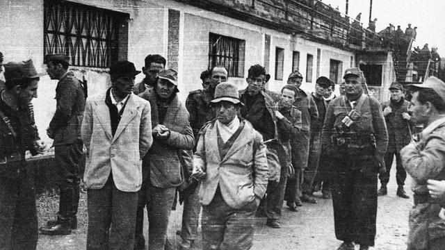Prélèvement de prisonniers fascistes par des partisans italiens dans le camp de Novara, le 3 mai 1945. Ils seront fusillés le jour même.