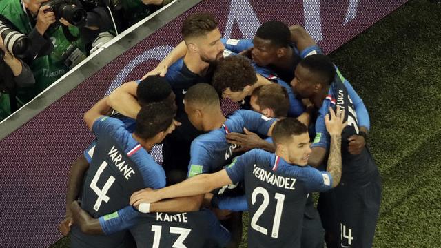 La joie des Français après le but d'Umtiti. [Dmitri Lovetsky]