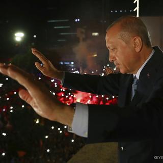 Recep Tayyip Erdogan devant ses supporters à Ankara, tôt lundi 25 juin 2018. [AP/Keystone - Presidency Press Service]