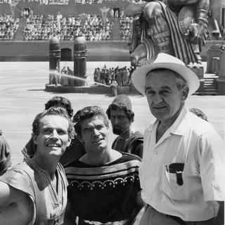 Charlton Heston, Jack Hawkins et William Wyler sur le tournage de Ben-Hur Year en 1959. [AFP - Archives du 7eme Art]