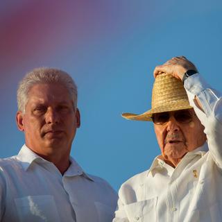 Le président cubain Raul Castro (à droite) en compagnie de son probable successeur, Miguel Diaz-Canel, actuel vice-président. [AP Photo/Keystone - Ramon Espinosa]