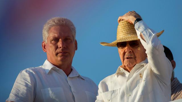 Le président cubain Raul Castro (à droite) en compagnie de son probable successeur, Miguel Diaz-Canel, actuel vice-président. [AP Photo/Keystone - Ramon Espinosa]