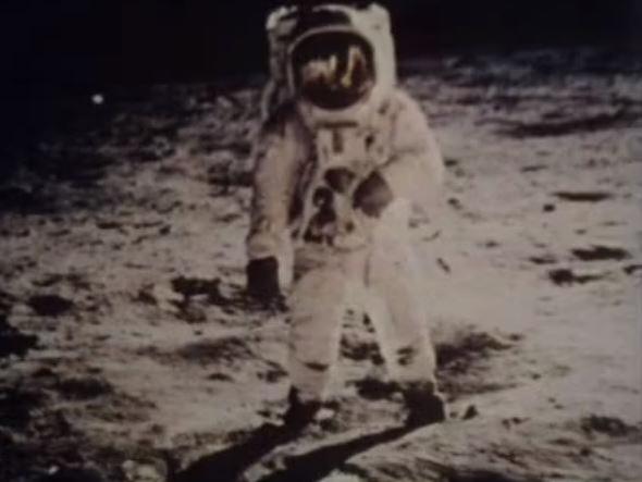 Les premiers pas du cosmonaute Neils Amstrong sur la Lune.