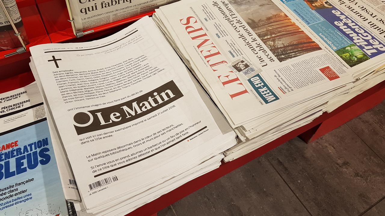 Un avis mortuaire en noir et blanc en guise de dernière Une pour la version papier du quotidien Le Matin. [RTS - Didier Kottelat]