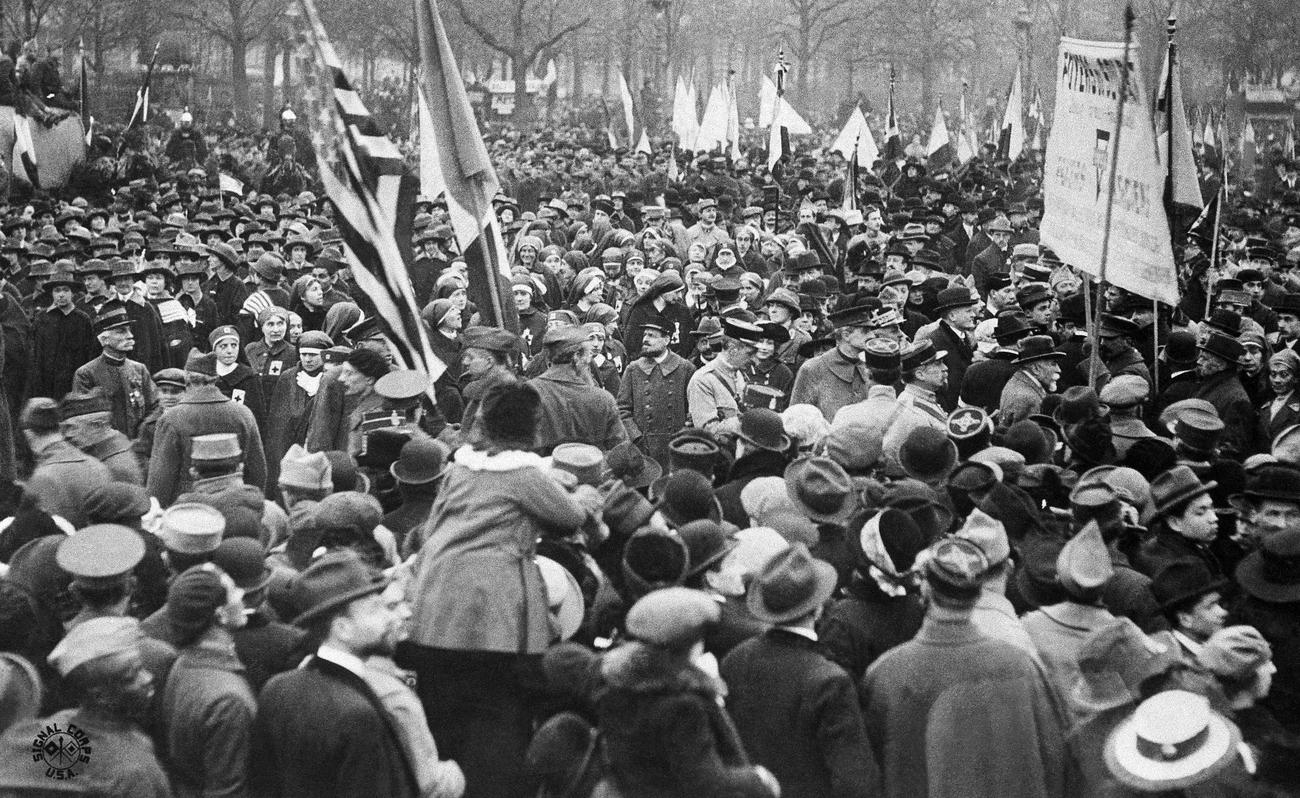 La population descend dans les rues de Paris, en France, pour célébrer la signature de l'armistice le 11 novembre 1918. [Keystone]