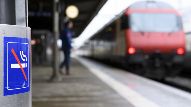 Les gares deviendront des lieux non fumeurs à partir du 1er juin 2019. [Keystone - Laurent Gillieron]
