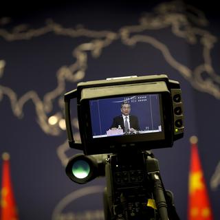 Le ministre des affaires étrangères de la Chine, Wang Yi, réagit devant la presse à l'annonce américaine. [Keystone - Andy Wong]