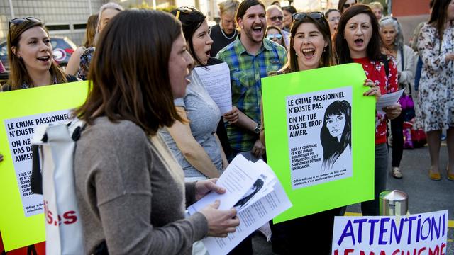 Des manifestants ont protesté devant la venue du chanteur Bertrand Cantat aux Docks à Lausanne. [Keystone - JEAN-CHRISTOPHE BOTT]