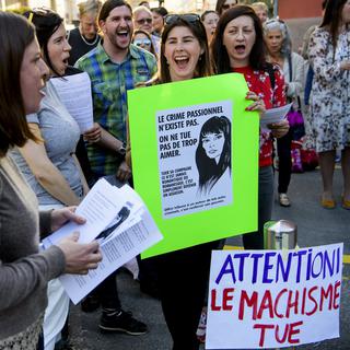 Des manifestants ont protesté devant la venue du chanteur Bertrand Cantat aux Docks à Lausanne. [Keystone - JEAN-CHRISTOPHE BOTT]