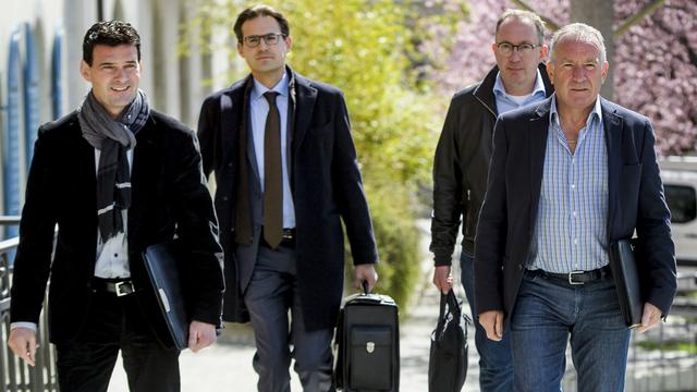 Des participants à la séance de médiation à leur arrivée à Sion, jeudi 05.04.2018. [Keystone - Jean-Christophe Bott]