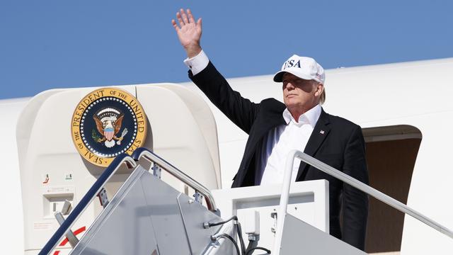 Le président américain Donald Trump devant son avion présidentiel Air Force One. [AP/Keystone - Carolyn Kaster]