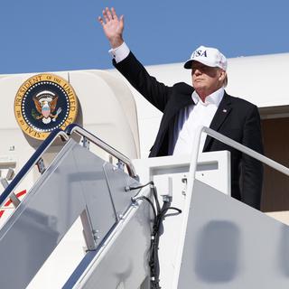 Le président américain Donald Trump devant son avion présidentiel Air Force One. [AP/Keystone - Carolyn Kaster]