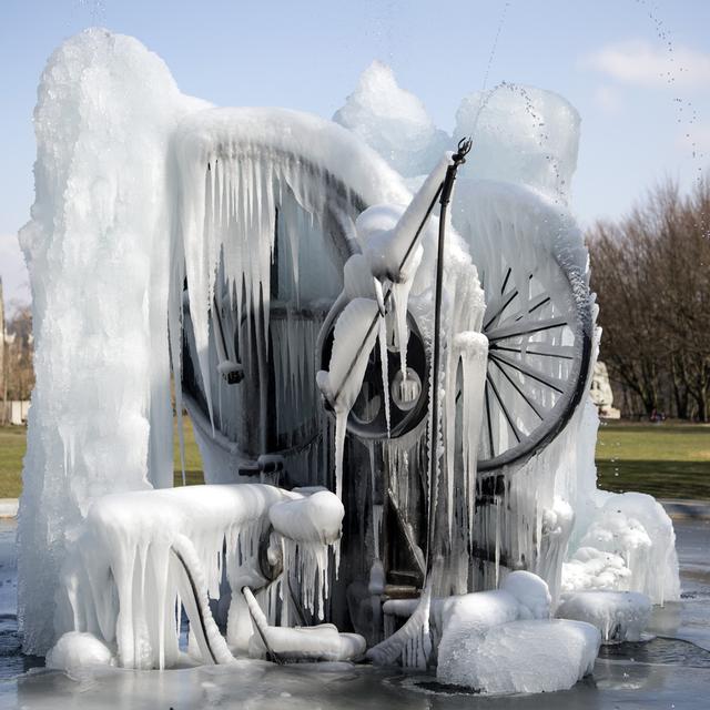 La fontaine Jo Siffert de Jean Tinguely s'est cassée sous le poids de la glace. [Keystone - Peter Schneider]