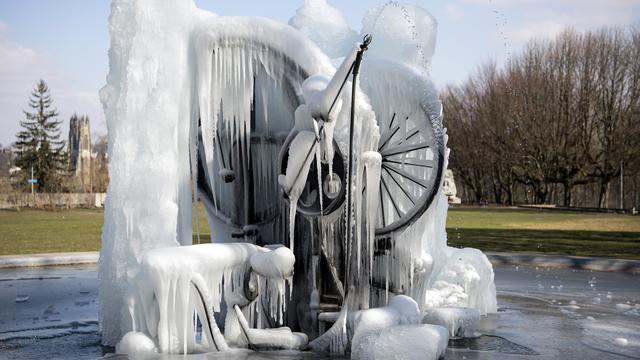 La fontaine Jo Siffert de Jean Tinguely s'est cassée sous le poids de la glace. [Keystone - Peter Schneider]