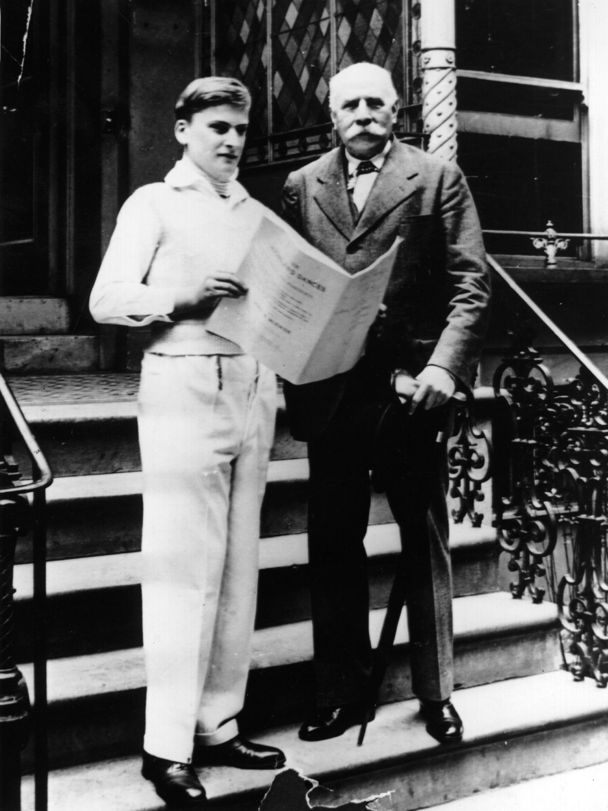 Le violoniste Yehudi Menuhin et le compositeur Edward Elgar sur les marches des studios d'Abbey Road de Londres en 1932. [Getty Images - Hulton Archive]