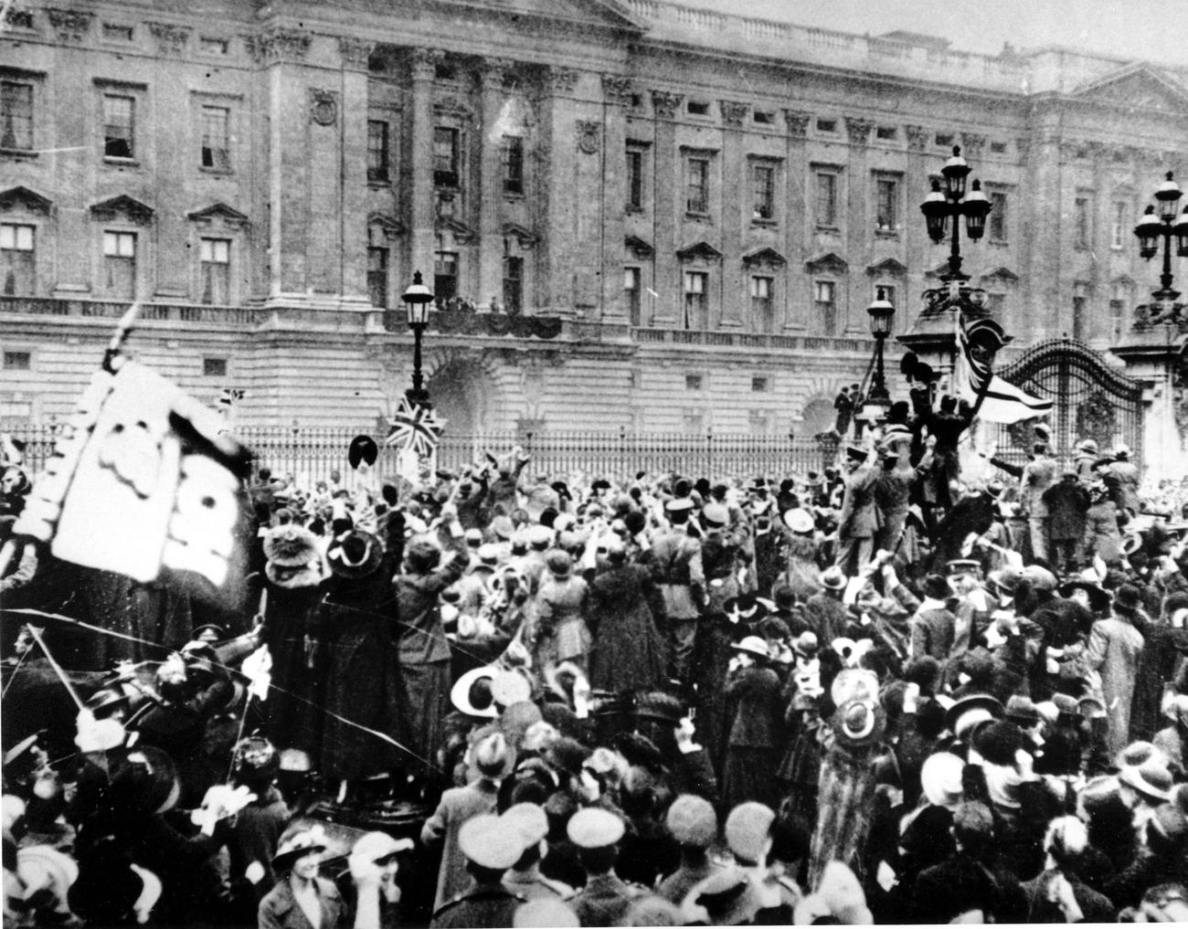 Scènes de liesse en Angleterre, devant le Palais de Buckingham à Londres, après la signature de l'armistice. [Keystone]