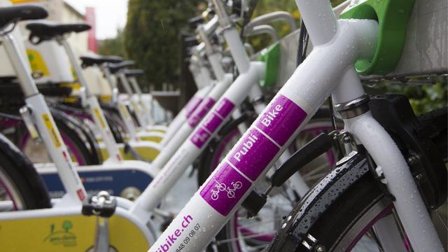 Une station de PubliBike à Berne. [Keystone - Peter Klaunzer]