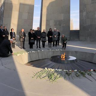Une délégation du Parlement suisse a rendu hommage aux victimes du génocide de 1915 à Erevan en Arménie. [RTS - Rouven Gueissaz]