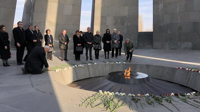 Une délégation du Parlement suisse a rendu hommage aux victimes du génocide de 1915 à Erevan en Arménie. [RTS - Rouven Gueissaz]