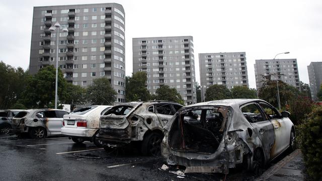 Voitures incendiées dans le quartier de Frolunda à Göteborg, 14.08.2018. [TT/AP/Keystone - Adam Ihse]