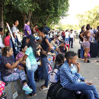 Des Vénézuéliens ayant quitté leur pays attendent un bus à Cucuta en Colombie, 25.08.2018. [DPA/Keystone - Schneyder Mendoza]