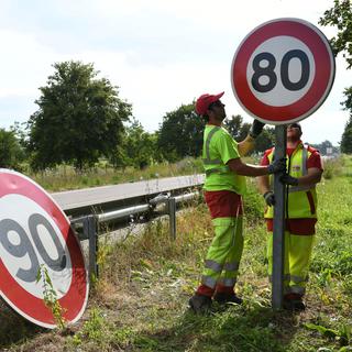 L'abaissement de la vitesse de 90 à 80 km/h sur les routes secondaires en France a impliqué de nombreux remplacements de panneaux de signalisation. [AFP - Sébastien Bozon]
