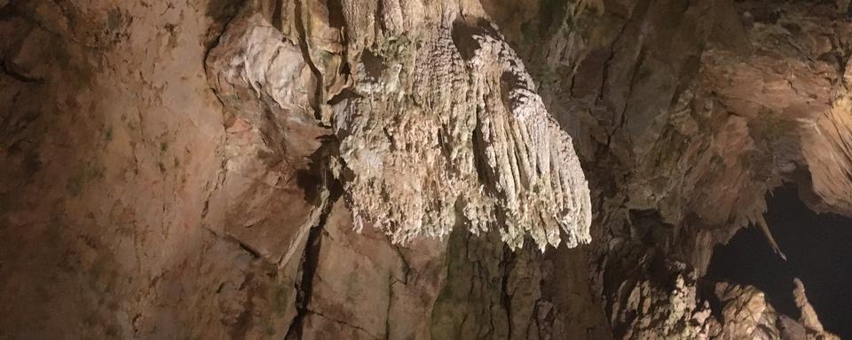 Des stalactites dans la grotte de Vallorbe. [RTS - Karine Vasarino]