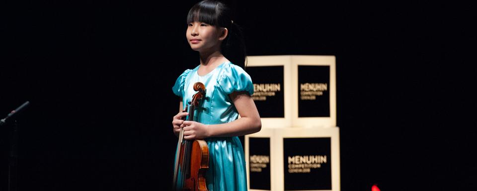 Chloe Chua, jeune violoniste de Singapour, lors du concours Menuhin. [Olivier Miche Photography]