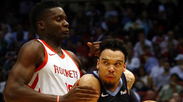 Clint Capela au duel avec Dillon Brooks. [Butch Dill]