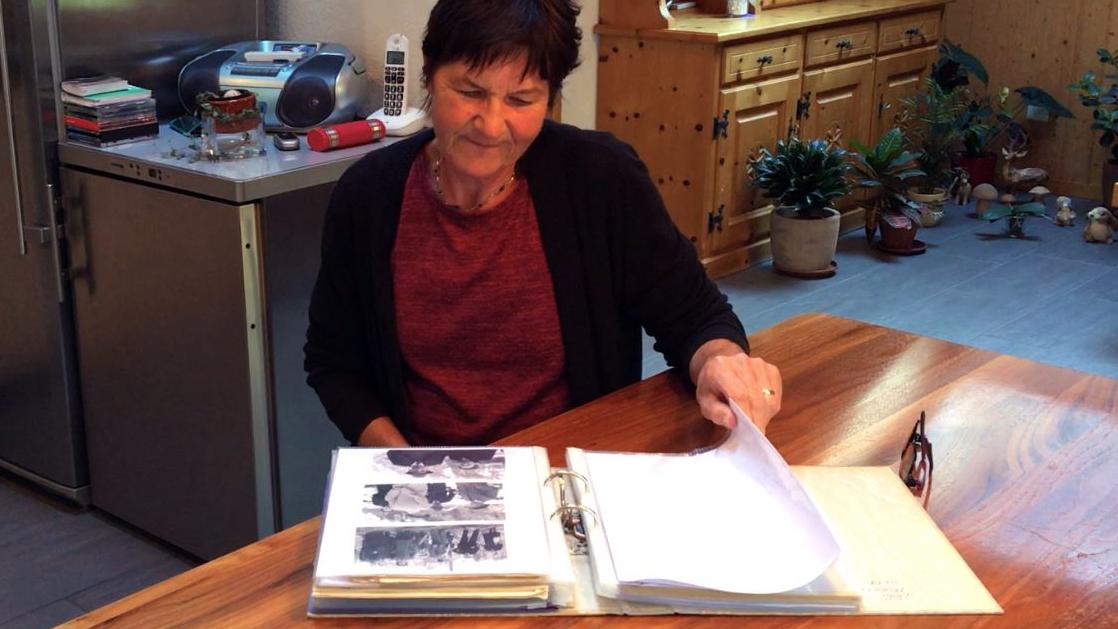Le mari de Cosette Künzi a perdu un frère et une soeur dans l'explosion du dépôt de munitions. Depuis 40 ans qu’elle vit à Mitholz, l'agricultrice s'attelle à documenter cette histoire. [RTSinfo - Pauline Turuban]