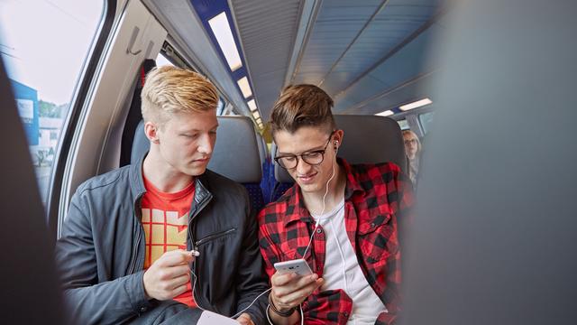 Les utilisateurs de smartphone devront utiliser leurs propres données dans les trains CFF. [Keystone - Christof Schuerpf]