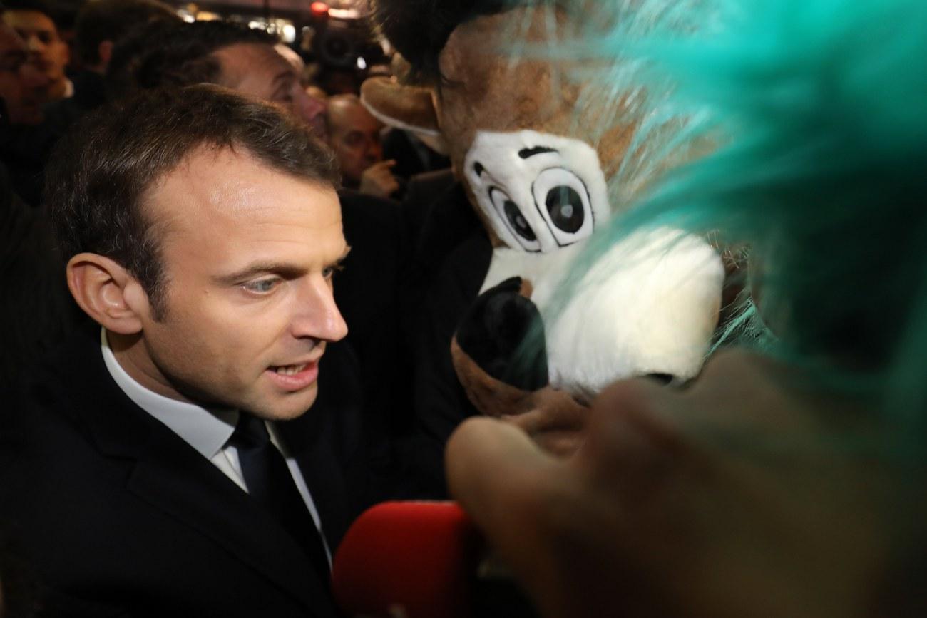 Emmanuel Macron a été accueilli par des agriculteurs déguisés. [keystone - LUDOVIC MARIN]