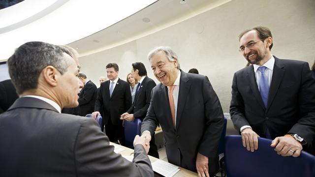 Ignazio Cassis serre la main du secrétaire général de l'ONU Antonio Guterres à Genève. [Keystone - EPA/Salvatore Di Nolfi]