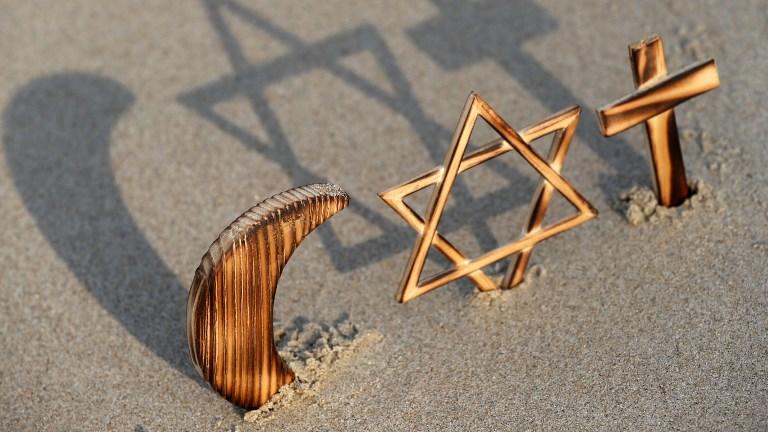 Les symboles de l'islam, du judaïsme et du christianisme. [AFP - Robert Harding Premium]