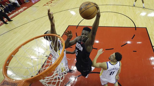 Les 20 points de Capela n'ont pas suffi aux Rockets. [Keystone - David J. Phillip]