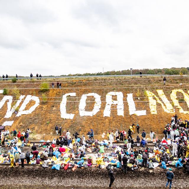 Des militants écologistes ont bloqué l'accès ferroviaire à la mine de charbon de Hambach en Allemagne. [EPA/Keystone - Jonas Nolden]