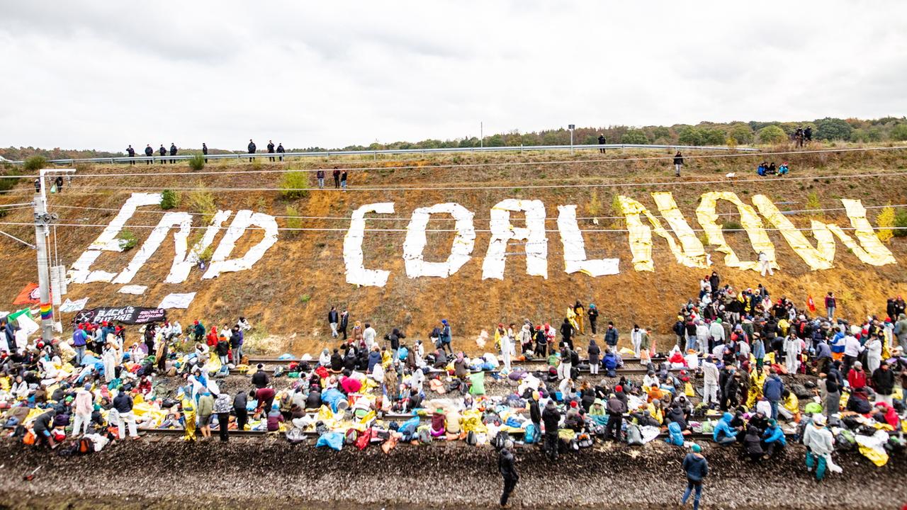 Des militants écologistes ont bloqué l'accès ferroviaire à la mine de charbon de Hambach en Allemagne. [EPA/Keystone - Jonas Nolden]