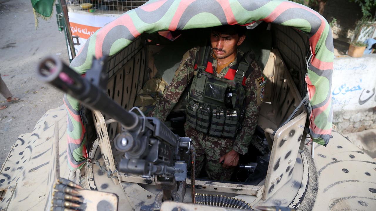 Un soldat afghan en faction à un point de contrôle à Bashood, dans le district de Nangarhar, dans l'est de l'Afghanistan. [Keystone - EPA/GHULAMULLAH HABIBI]