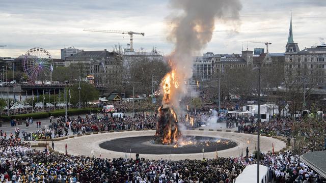 Après le cortège des corporations, le "Böögg", le bonhomme hiver des Zurichois, a été brûlé lundi. [EPA/Keystone - Ennio Leanza]