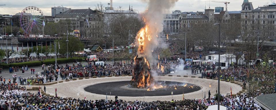 Après le cortège des corporations, le "Böögg", le bonhomme hiver des Zurichois, a été brûlé lundi. [EPA/Keystone - Ennio Leanza]