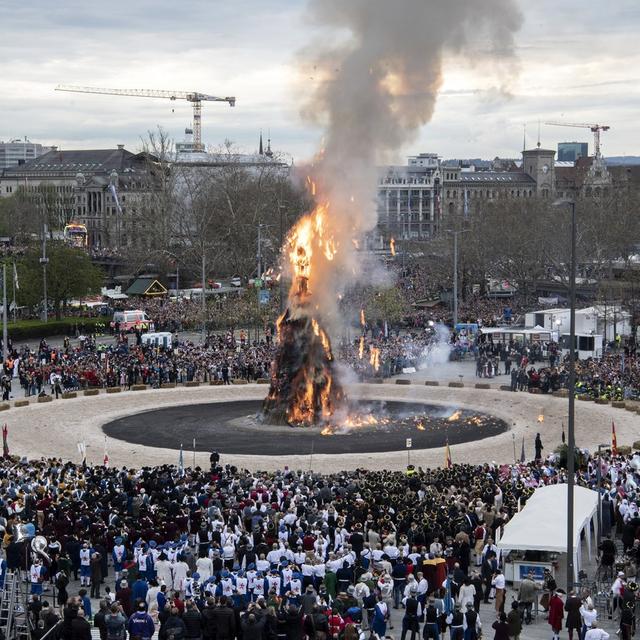 Après le cortège des corporations, le "Böögg", le bonhomme hiver des Zurichois, a été brûlé lundi. [EPA/Keystone - Ennio Leanza]